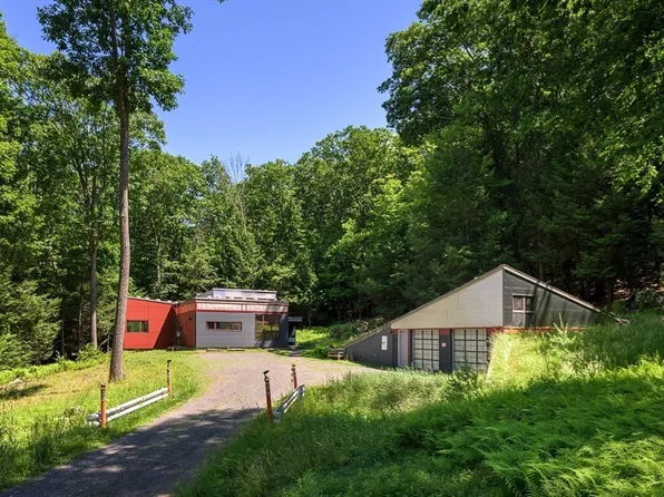 2 Laurel Hill Dr, Leverett, MA 01054