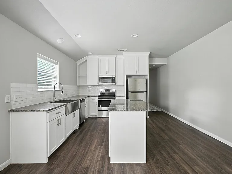 910 N Throckmorton St — Photo 5