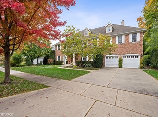 910 Golfview Rd, Glenview, IL 60025