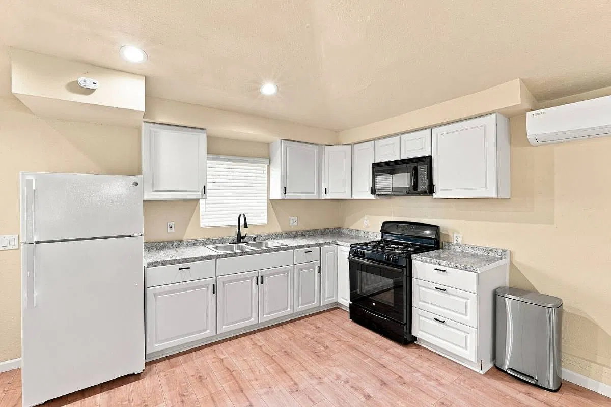 2048 W 112th St in Los Angeles, CA 90047 — Photo 4