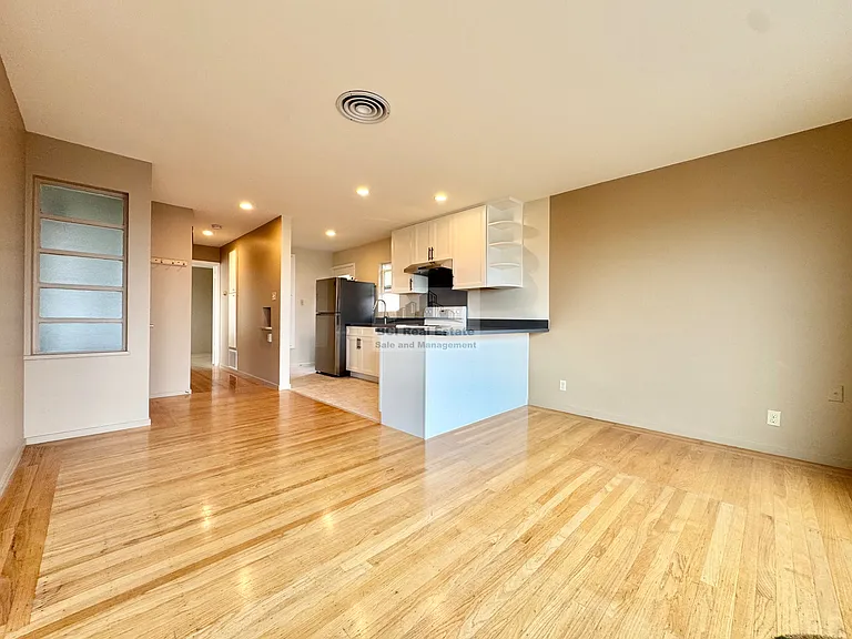 727 N Point St — Photo 5