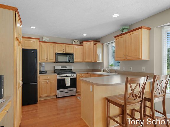 3rd image of 4694 Sheldon Ct