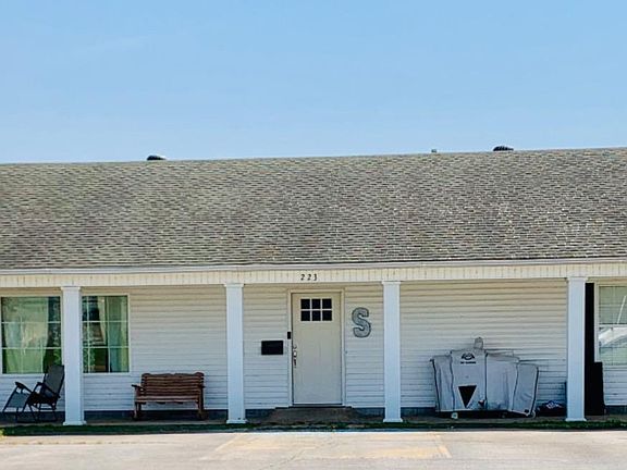 3rd image of 223 Lindley Ln
