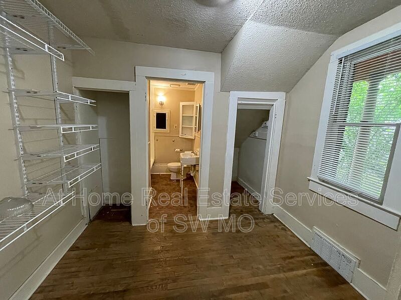 2nd image of 530 W Mount Vernon St APT 1