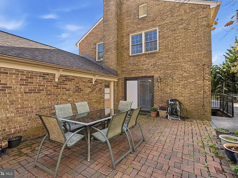 13621 N Gate Dr — Photo 2