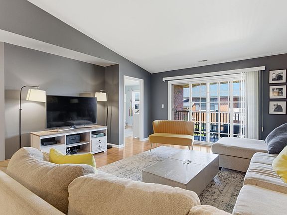 5th image of 644 Cambridge Ct APT 2A