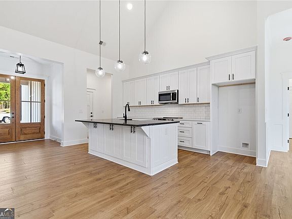5th image of 170 Fieldstone Cir