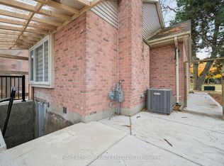 2 Colonial Cres, London, ON N6H4W5