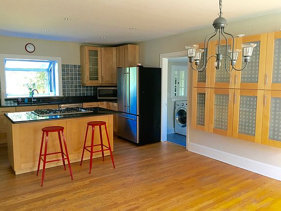 Fabulous Kitchen/Dining w/HW