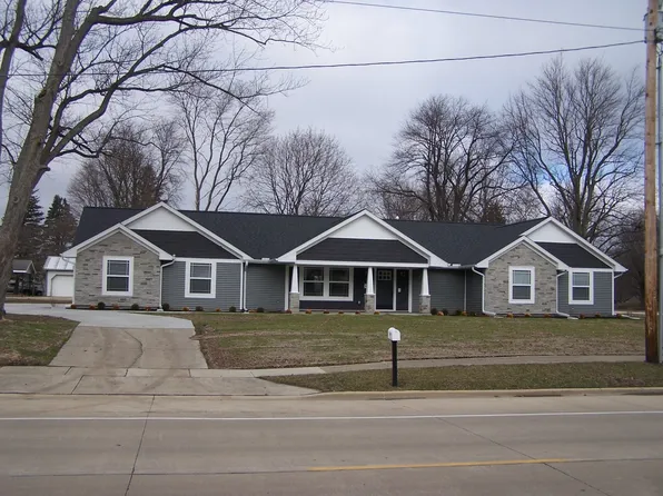 406 W Church St, Savoy, IL 61874