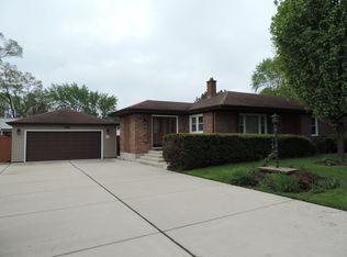 1247 Lee St, Wheeling, IL 60090