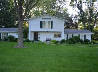 10 Fairway Rd, Galesburg, IL 61401