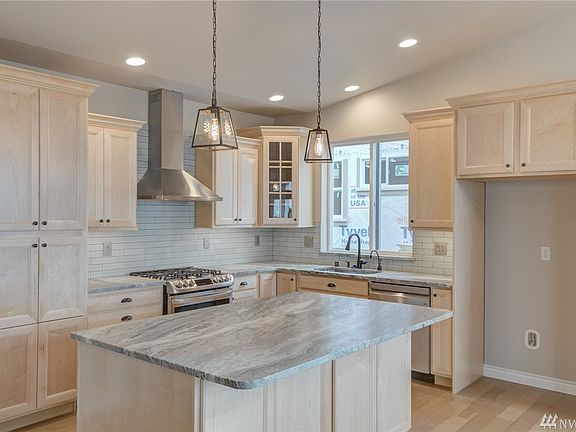 5th image of 825 Blackstone Ct