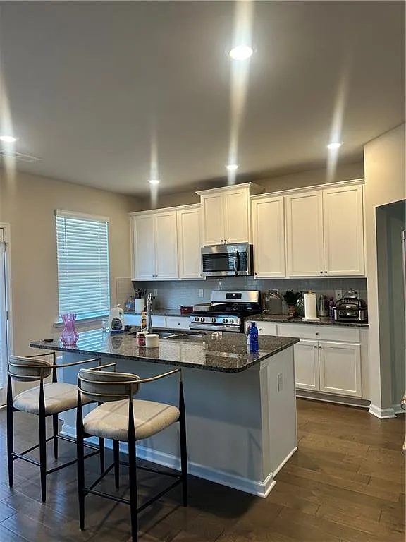 4 bed, 2.5 bath, 3106 sqft, $2,600 — Photo 2