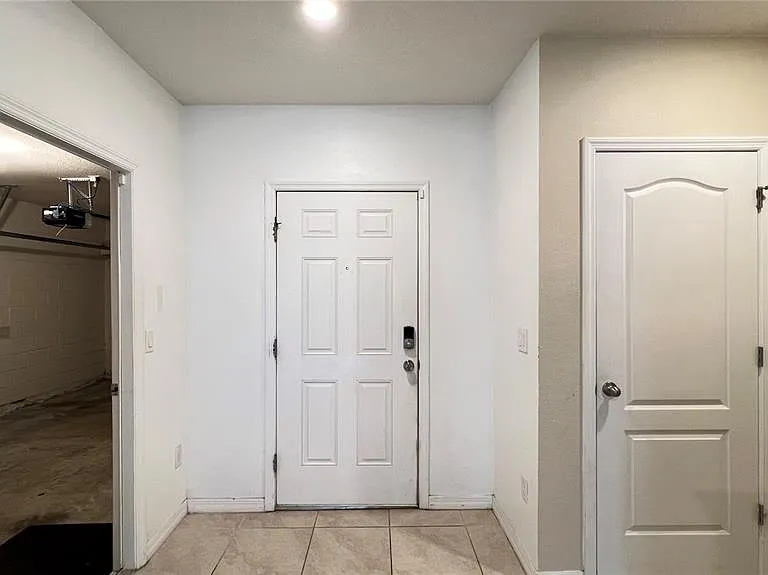 9017 Alba Ln — Photo 4