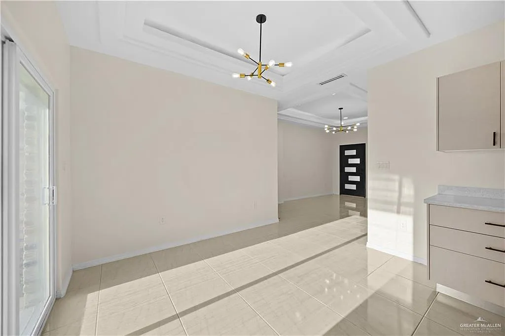 3 bed, 2.0 bath, 1299 sqft, $1,800 — Photo 4