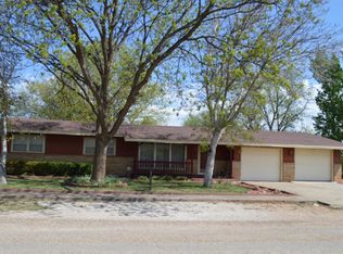 601 NE 4th St, Earth, TX 79031