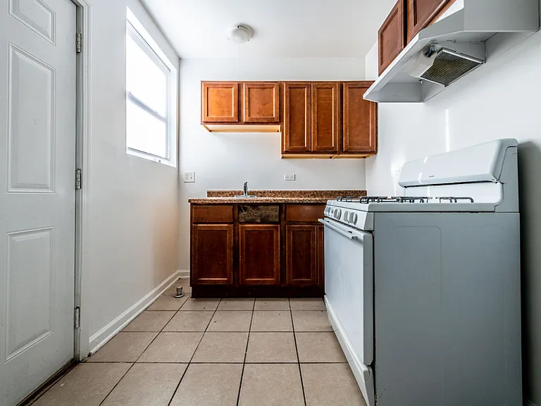 8127 S Ellis — Photo 12