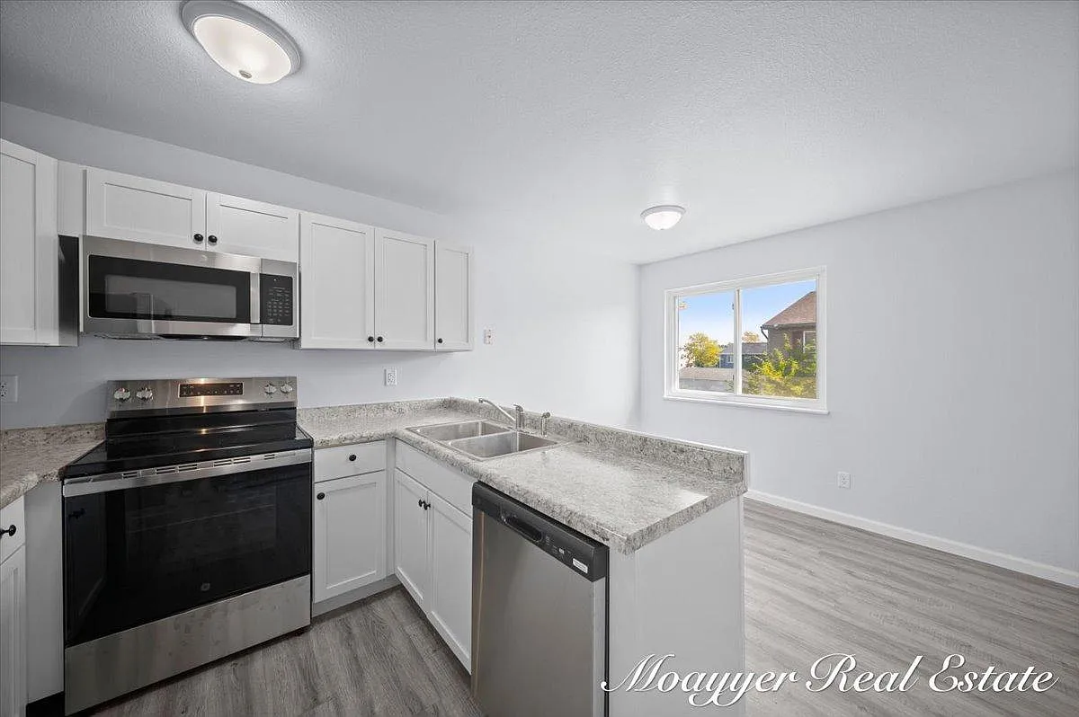1051 Abbey Ct - Unit 2 — Photo 3