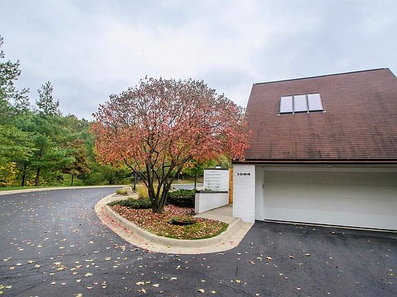 2nd image of 1066 Scott Pl #32