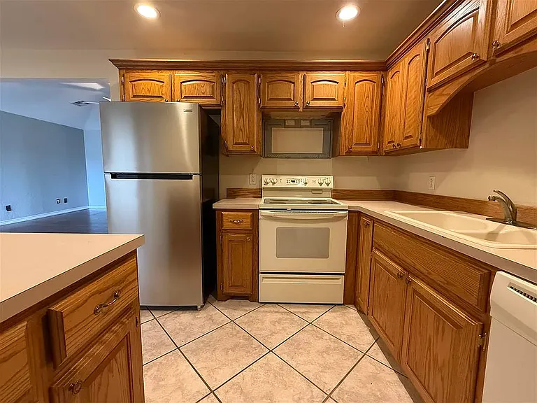6816 SW Drakestone Blvd — Photo 3