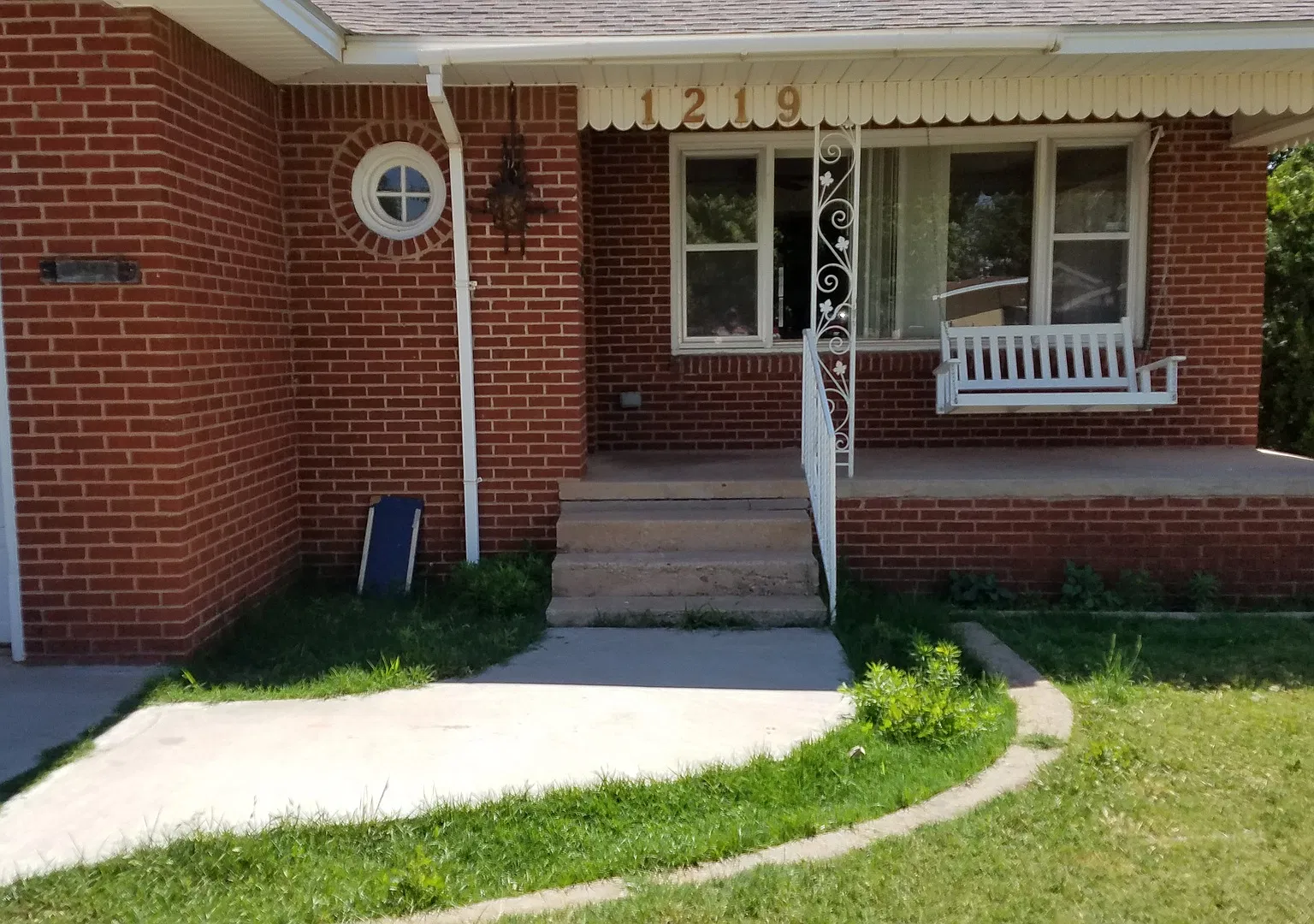 Classic Home With Basement And Hardwood Floors — Photo 3