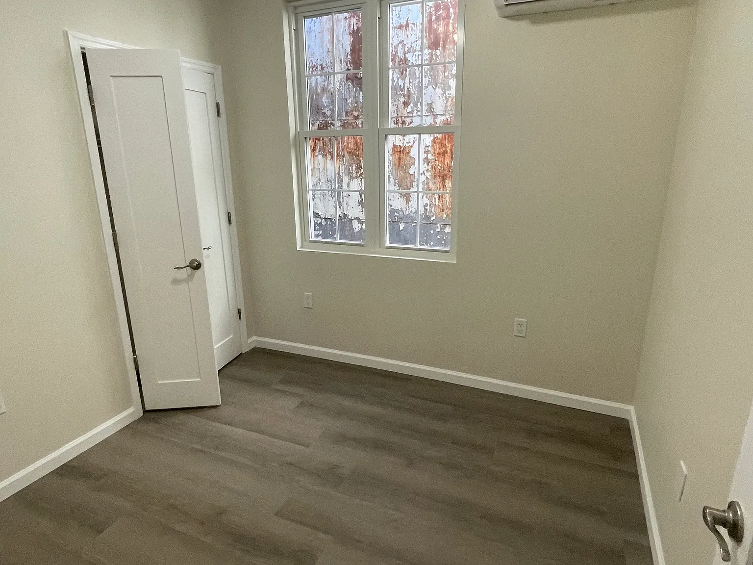 3 bed, 1000 sqft, $3,423 — Photo 3