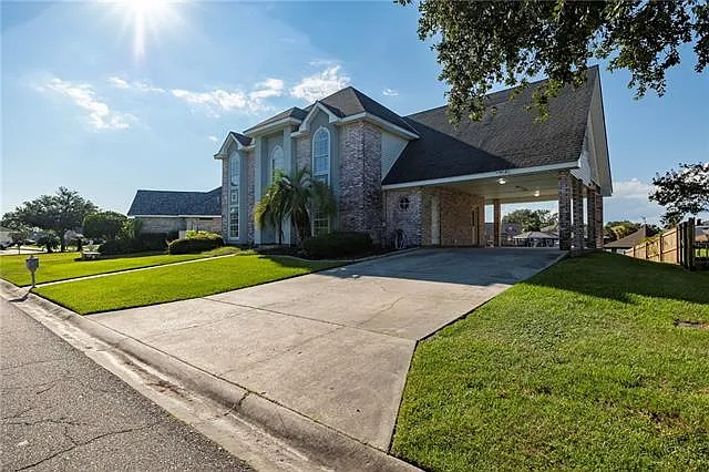 4 bed, 3.0 bath, 2550 sqft, $2,700 — Photo 2