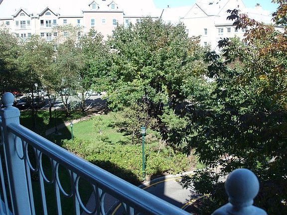 5th image of 102 Shearwater Ct E APT 33