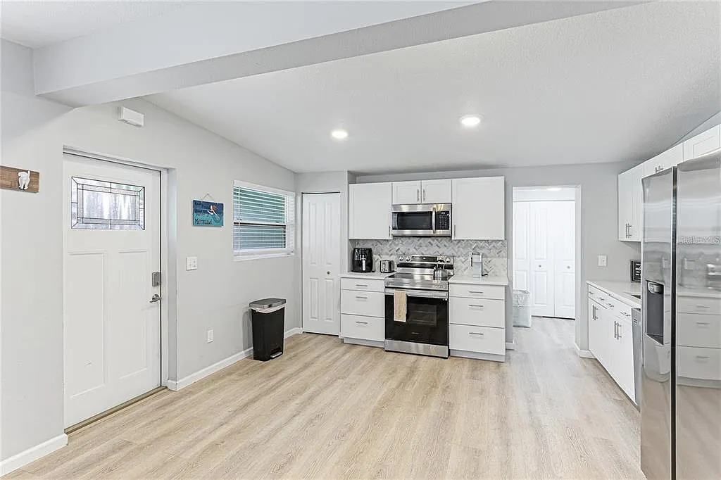 3 bed, 2.0 bath, 1174 sqft, $2,050 — Photo 4