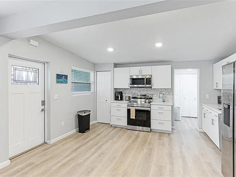 1023 Roberta St — Photo 4