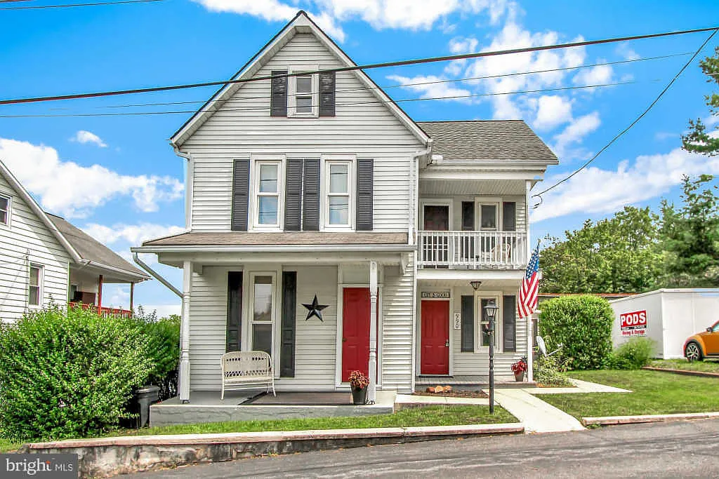 990 Maple St photo 1