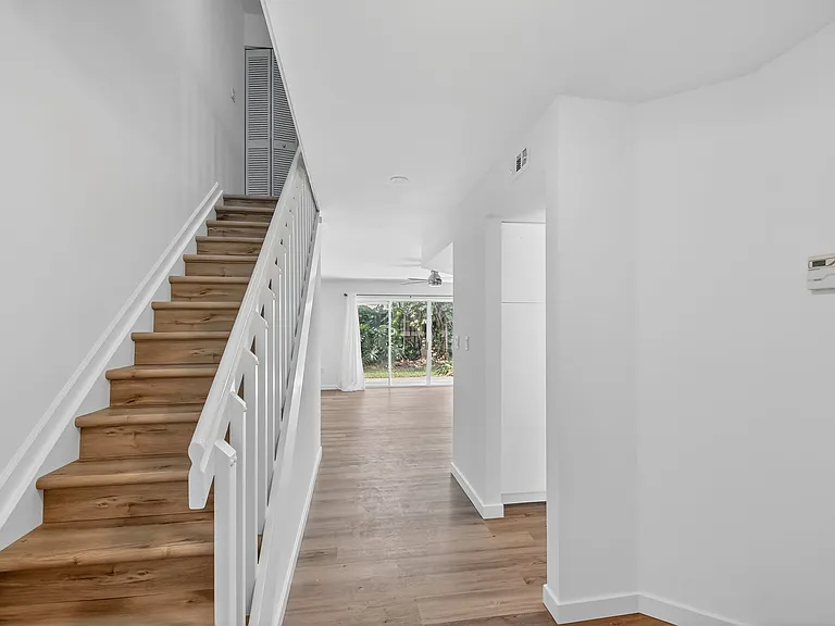 101 Half Moon Cir #B — Photo 4