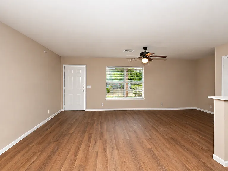 413 Lion Dr — Photo 5
