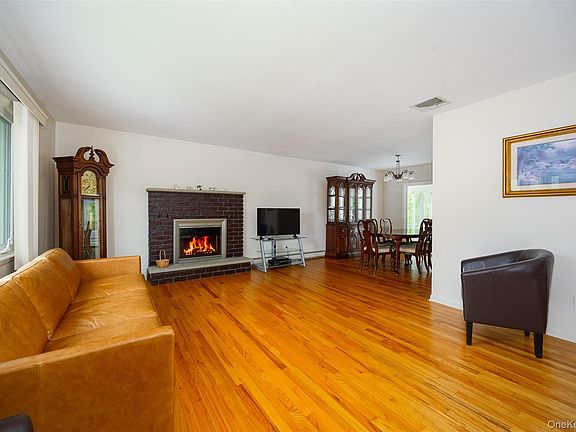 3rd image of 51 Carriage Hill Lane