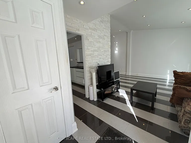135 Bonham Blvd #UPPER — Photo 4