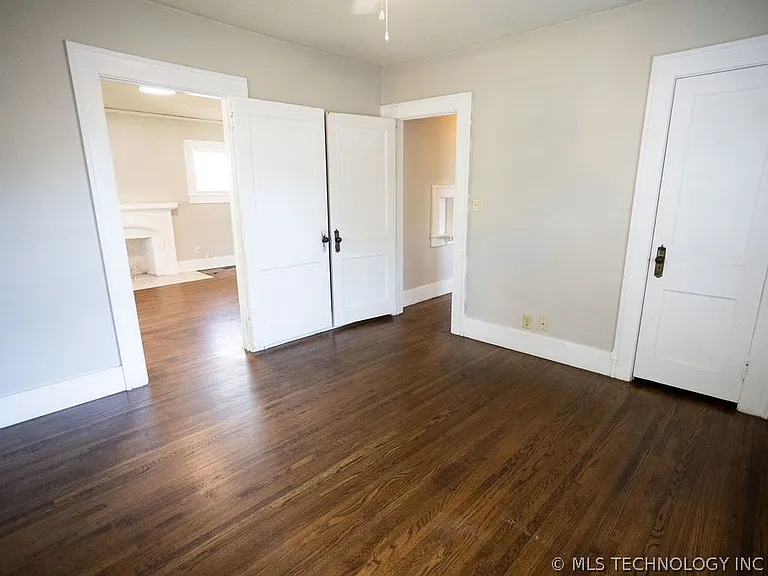 1147 S Florence Ave — Photo 52