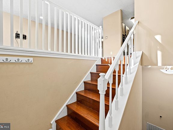 3rd image of 8469 Rippled Creek Ct