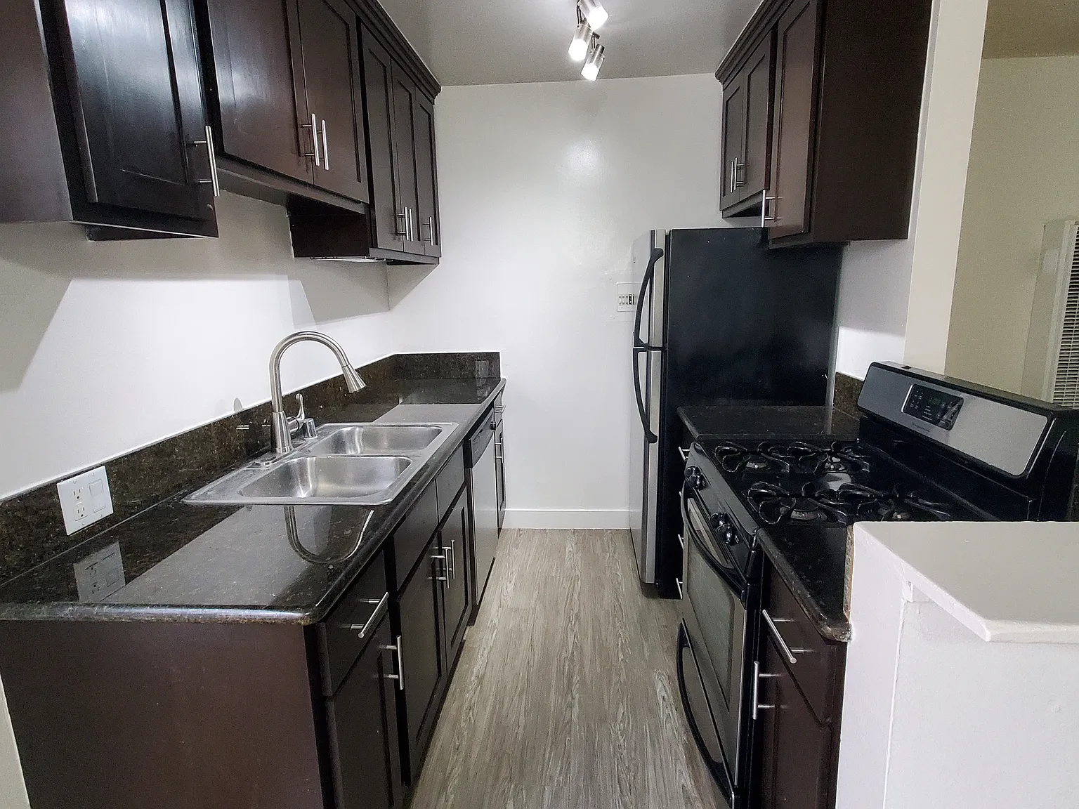 Lovely 1 Bedroom Apartment Available — Photo 3