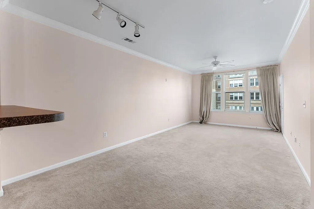 1 bed, 746 sqft, $2,100 — Photo 3