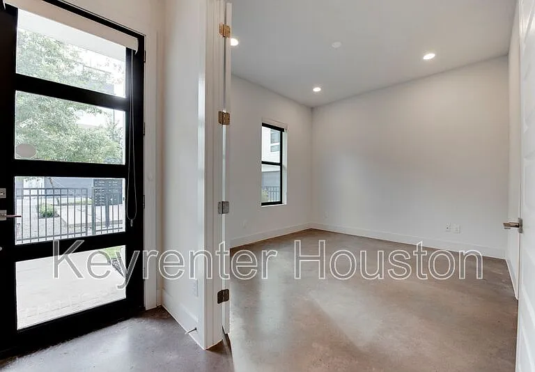 2928 Lamar St — Photo 4