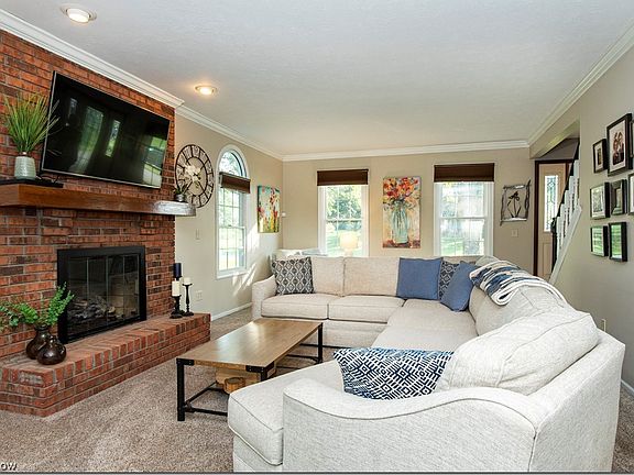 3rd image of 1424 Carriage Hill Dr
