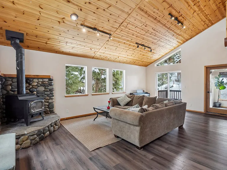 10694 Laurelwood Dr — Photo 4