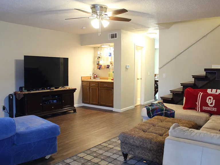 1336 Eastgate Dr — Photo 3