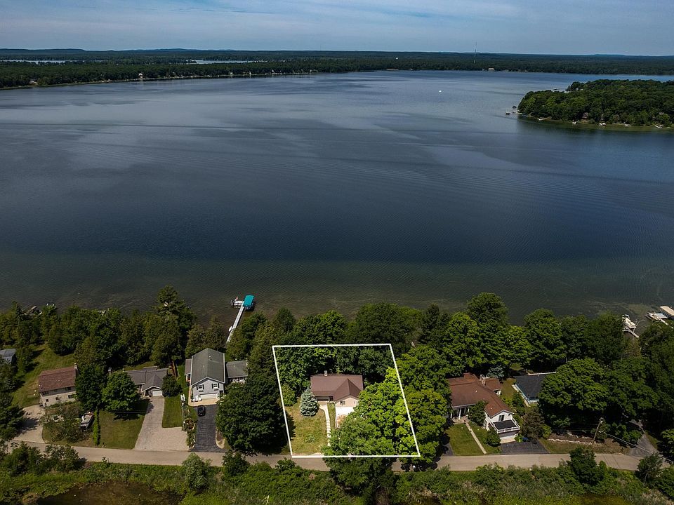 4792 Lake Shore Dr, Grawn, MI 49637 | MLS #1923695 | Zillow