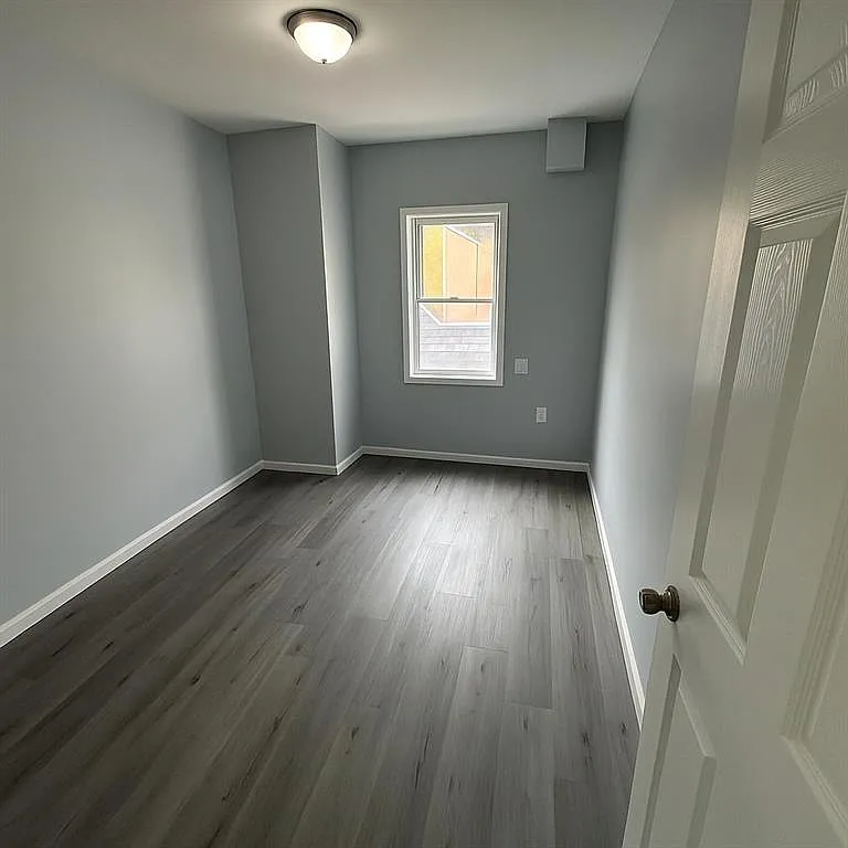 21813 Jamaica Ave — Photo 4