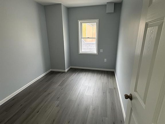 4th image of 21813 Jamaica Ave #1
