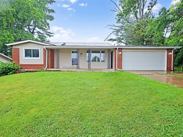 5555 Delcastle Dr, Florissant, MO 63034