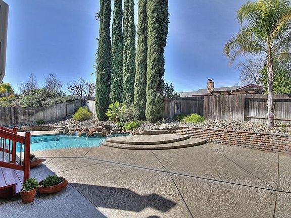 3rd image of 1400 Lone Tree Ct