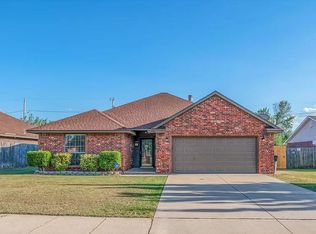 920 NW 19th St, Moore, OK 73160